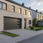 Lekkie, trwałe i funkcjonalne – dlaczego zadaszenia poliwęglanowe to najlepszy wybór nad drzwi wejściowe?